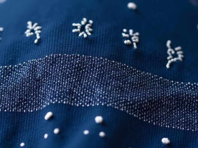 伝統的な刺し子技法で装飾された藍染めの布地